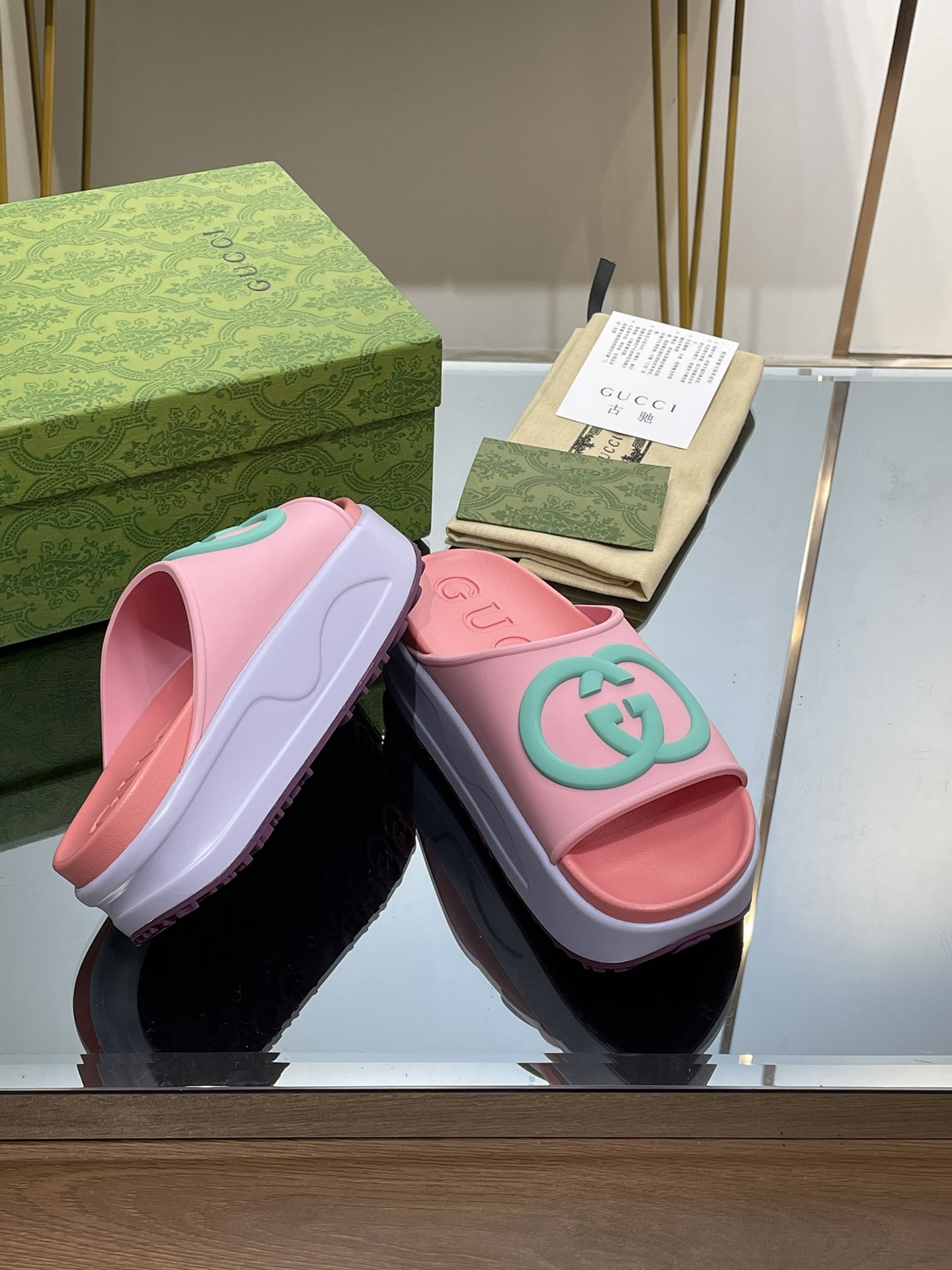 G*u*i slippers